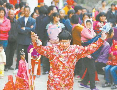 11月25日,一位男扮女裝民間法師藝人在民俗活動中表演祭神舞蹈。在傳承青黃不接的現(xiàn)狀下,少數(shù)年輕人繼承了此項民俗文化。