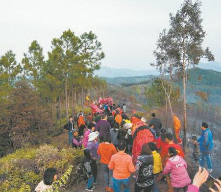 雞公獅、人龍跟隨在背帶龍后面,游過各個山頭,走回祠堂。