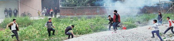 花炮爆炸后將鐵圈沖上天空,搶花炮的人群向鐵環(huán)飛出的方向奔去,尋找和搶奪鐵環(huán)。