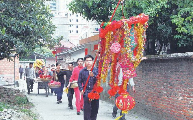 上燈隊伍浩浩蕩蕩向祠堂進發(fā)。