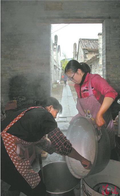 后勤人員緊張地準備午飯。