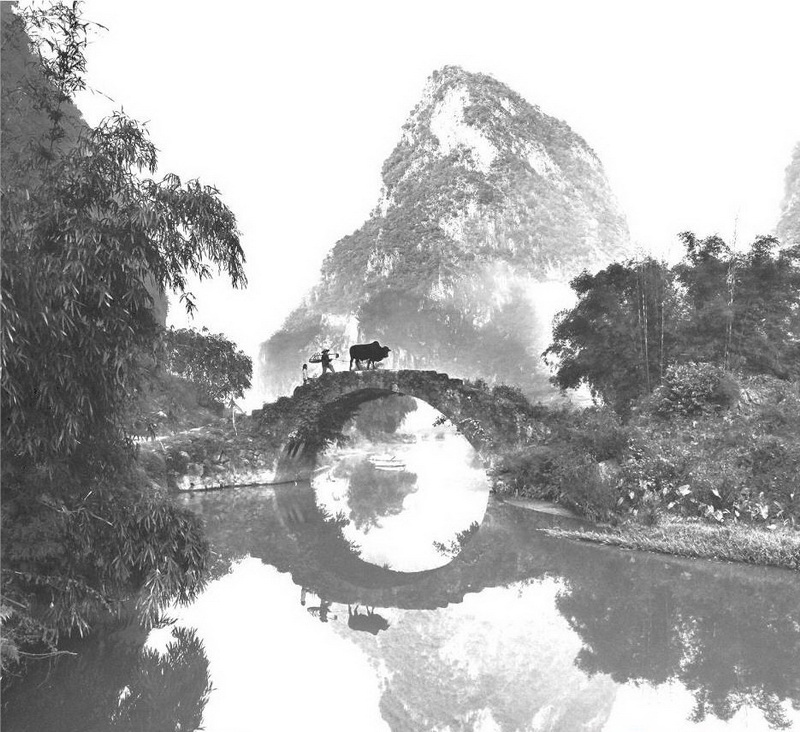 英西峰林永豐橋,橋因旁邊的永豐寺而得名。古石橋已無年月和造建者可考,但這絲毫不妨礙它從容而清伶地安立這鄉(xiāng)間天地。石橋獨自架于峰巒盛開的曠野溪流之上,則打破了慣性的審美定勢,顯出其清麗之美。從橋上牽牛而過的人叫阿六,身高不到一米五。