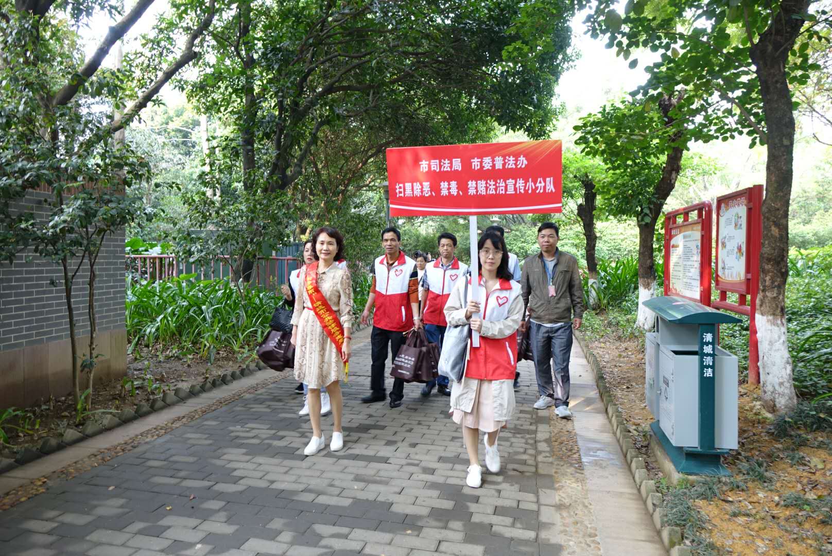 3月5日，市司法局、市委普法辦在清城區(qū)鳳城街道鳳桂園社區(qū)開展掃黑除惡、禁毒、禁賭法治宣傳活動2.jpg