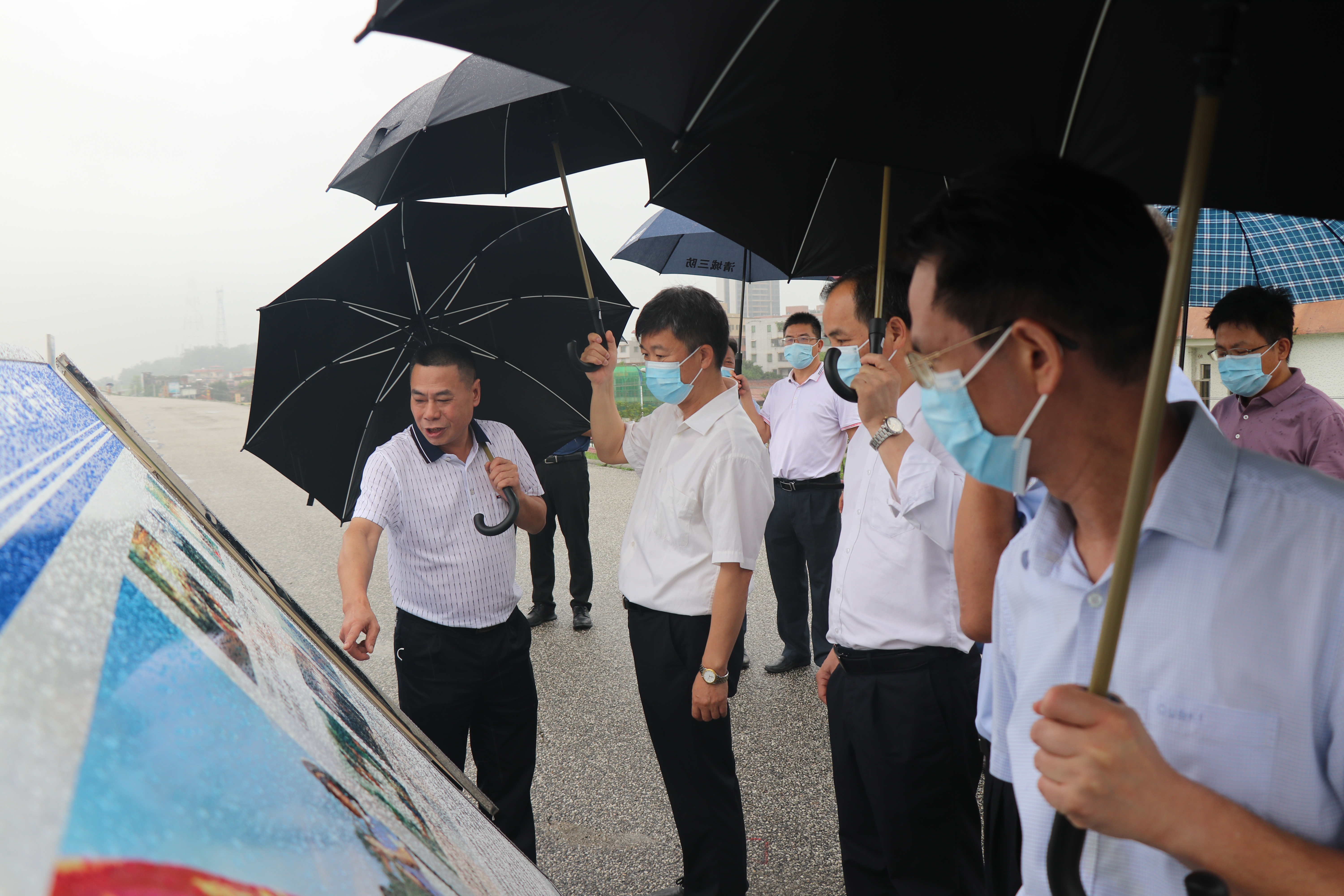 2022年6月8日，國家防辦工作組蒞臨清遠(yuǎn)開展近期強(qiáng)降雨防御指導(dǎo)工作。圖為：查看北江大堤戶外工程簡介標(biāo)牌。拍攝者：鐘華穎。.JPG