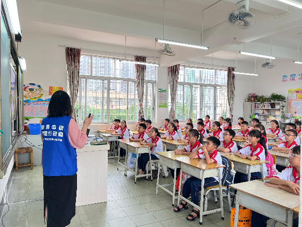 6月15日上午，連州分局工作人員到燕喜小學小學進行低碳日宣講活動 (2).jpg