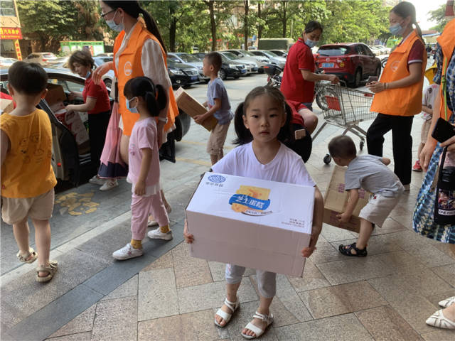 清城區(qū)中冠幼兒園響應(yīng)號(hào)召向?yàn)?zāi)區(qū)捐贈(zèng)物資，師生、家長協(xié)力開展采購。受訪者供圖