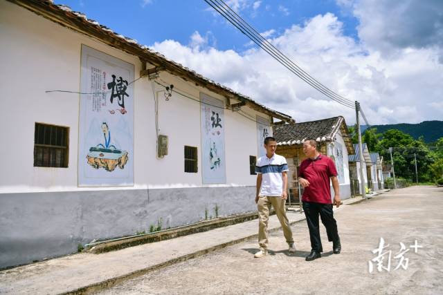 清遠(yuǎn)市退役軍人事務(wù)局派駐園山村第一書記錢峰與留坌村小組長溝通推進(jìn)該村農(nóng)旅項(xiàng)目。 曾亮超 攝