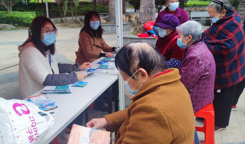 （圖為2022年12月6日，在清新區(qū)太和鎮(zhèn)建設社區(qū)駿豪城開展法治宣傳活動）.jpg