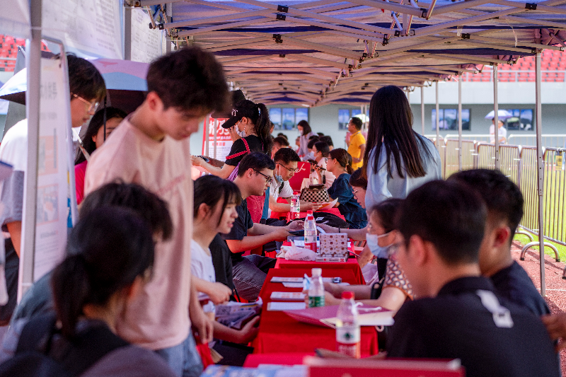 圖片一  20231021001-2023年5月27日，清遠(yuǎn)市舉辦2023年廣東省粵北片區(qū)“穩(wěn)就業(yè)促發(fā)展”大型招聘活動，現(xiàn)場前來咨詢的求職者絡(luò)繹不絕。.jpg