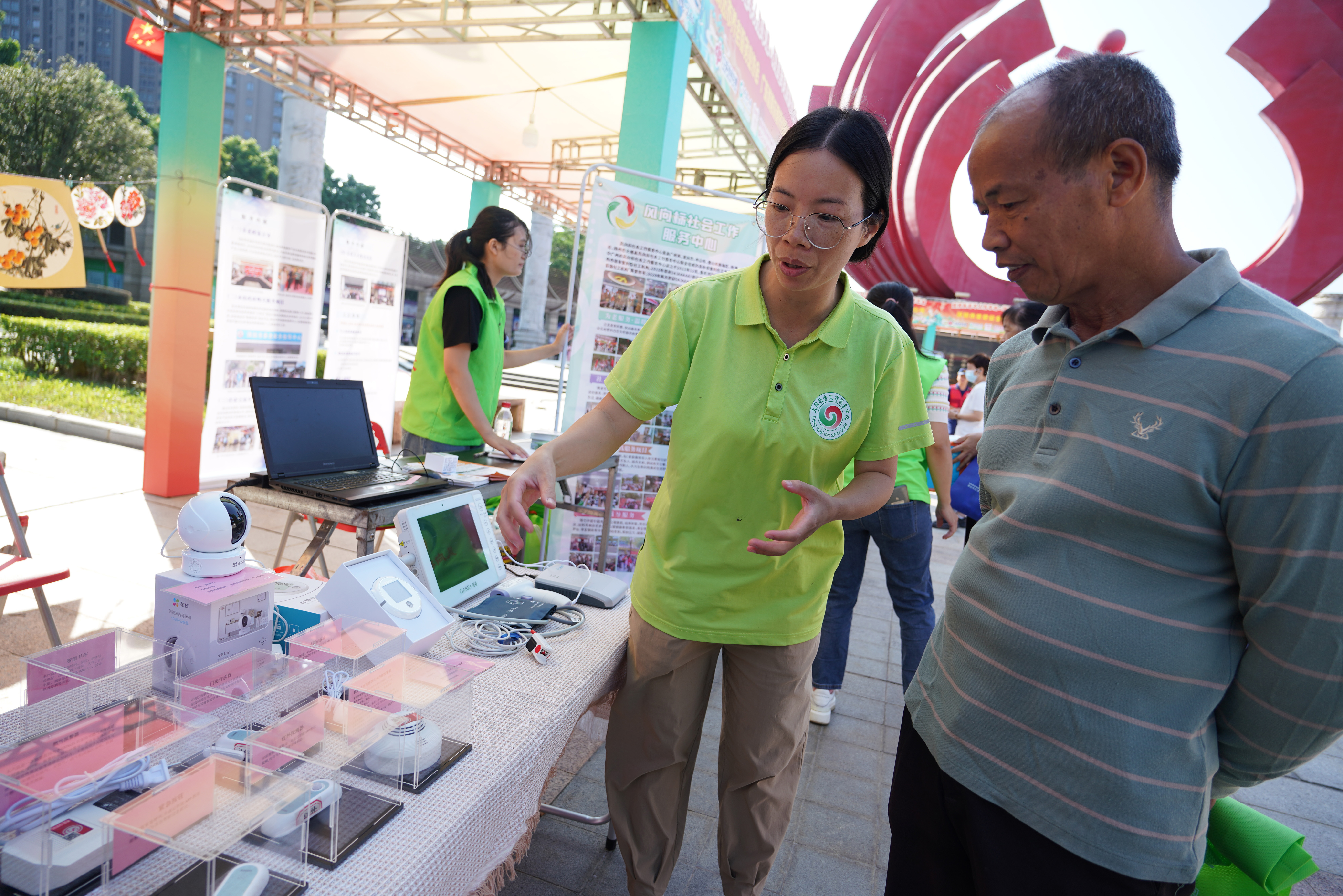 市民逛適老化產(chǎn)品展，了解涉老政策和體驗(yàn)養(yǎng)老服務(wù)。清遠(yuǎn)日?qǐng)?bào)記者 劉淑芳 攝 劉淑芳 攝 劉淑芳 攝