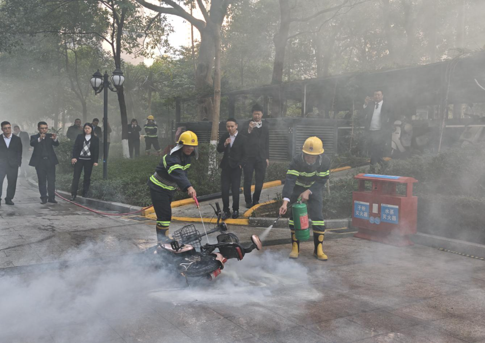 市住房城鄉(xiāng)建設局聯(lián)合市消防救援支隊召開清遠市物業(yè)小區(qū)電動自行車安全隱患整治工作現(xiàn)場會議